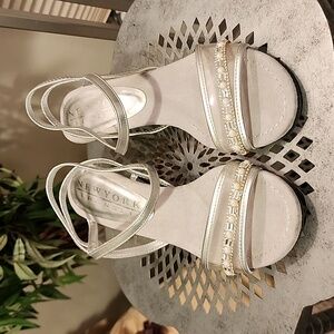 Sz 9 Silver 2.5" sandals with faux pearl and sparkly bling accents